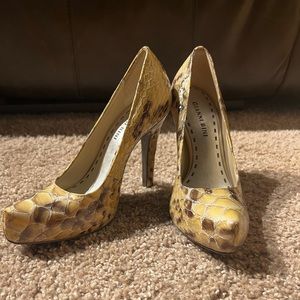 GIANNI BINI GLOSSY SNAKE SKIN PUMPS